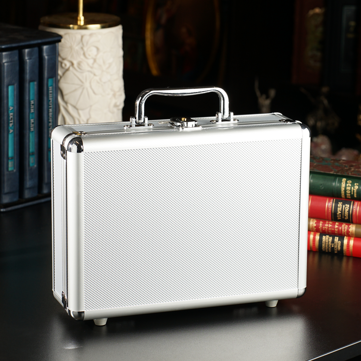 Metal case for storing and transporting coins of various sizes - Image 2