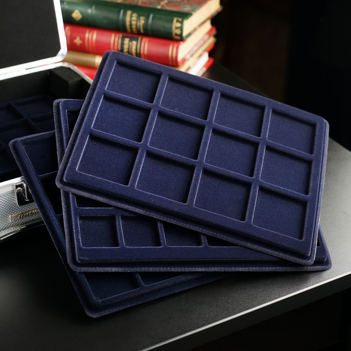 Metal case for storing and transporting coins of various sizes - Image 4